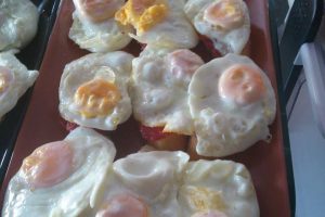 http://cervecerialekus.es/wp-content/uploads/2017/07/huevos-fritos-300x200.jpg